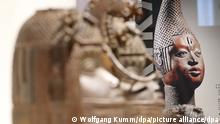 Zu Beginn einer Pressekonferenz vor der letzten Teileröffnung des Humboldt Forums stehen die sogenannten Benin Bronzen in den Ausstellungsräumen. Die Sammlungspräsentationen des Ethnologischen Museums und des Museums für Asiatische Kunst der Staatlichen Museen zu Berlin sind mit rund 20 000 Exponaten auf 16 000 Quadratmetern dann vollständig zu sehen.