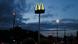McDonalds Logo und dunkle Wolken McDonalds Logo und dunkle Wolken
