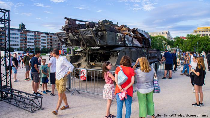 Olupina ruskog tenka u Pragu, oko nje deseci ljudi