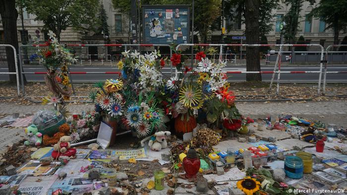 Fleurs et messages de solidarité avec l'Ukraine en face de l'ambassade de Russie à Berlin