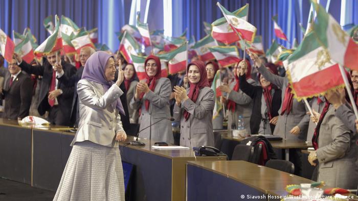 زعيمة مجاهدي خلق مريم رجوي في اجتماع للمنظمة في عاصمة ألبانيا عام 2020