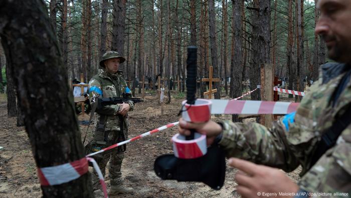 Ukraine-Krieg - Isjum - Nicht identifizierten Gräber von Zivilisten und ukrainischen Soldaten