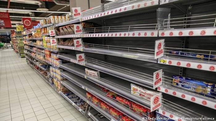 Blick auf leere Regale in einem Supermarkt in Tunis