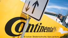 15.09.2020, Hannover +++ Ein Schild mit Pfeilen steht am Neubau der Konzernzentrale des Automobilzulieferers Continental. Der Autozulieferer Continental will am 6. Mai weitere Details zum Geschäftsverlauf im ersten Quartal bekanntgeben. 