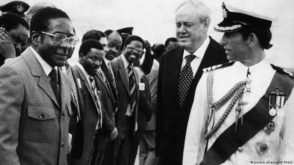 Od vladavine kolonijama do Komonvelta: princ Čarls (desno) sa kasnijim diktatorom Robertom Mugabeom 16. aprila 1980. - samo dan pre proglašenja nezavisnosti Zimbabvea