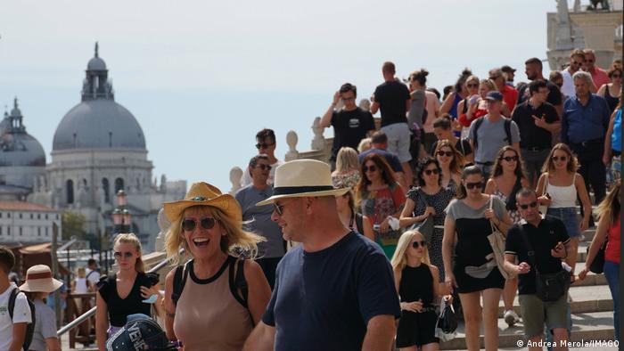 I turisti di passaggio sul Molo San Marco a Venezia, Italia 