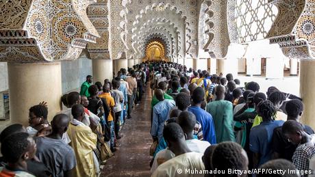 Pilger stehen in langen Reihen, um in die Große Moschee von Touba zu gelangen