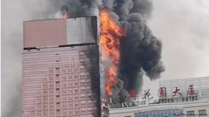 Edificio en llamas en la ciudad china de Changsha. 