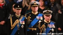 Britain's King Charles III, Britain's Princess Anne, Princess Royal, Britain's Prince Andrew, Duke of York, and Britain's Prince Edward, Earl of Wessex mount a vigil around the coffin of Queen Elizabeth II, draped in the Royal Standard with the Imperial State Crown and the Sovereign's orb and sceptre, lying in state on the catafalque in Westminster Hall, at the Palace of Westminster in London on September 16, 2022, ahead of her funeral on Monday. - Queen Elizabeth II will lie in state in Westminster Hall inside the Palace of Westminster, until 0530 GMT on September 19, a few hours before her funeral, with huge queues expected to file past her coffin to pay their respects. (Photo by Daniel LEAL / POOL / AFP)