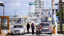 Zwei Autos werden am Eingang der PCK Raffinerie in Schwedt kontrolliert. Zur Sicherung des Betriebs der PCK-Raffinerie im brandenburgischen Schwedt setzt die Bundesregierung auf eine Treuhandlösung: Sie stellt die Mehrheitseigner - die Rosneft Deutschland (RDG) und die RN Refining & Marketing GmbH - unter Kontrolle der Bundesnetzagentur.