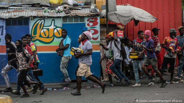 Grupos de saqueadores caminan por las calles de Puerto Príncipe, la capital haitiana.