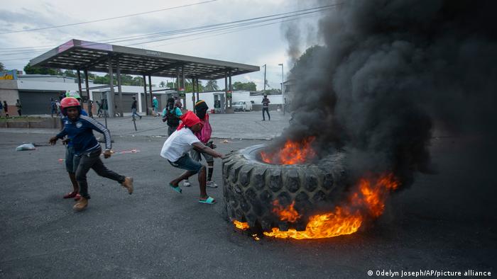 Manifestantes encienden una barricada de neumáticos en el centro de Puerto Príncipe.