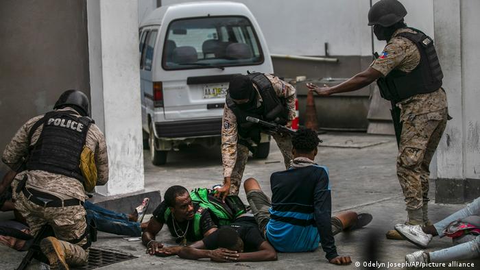 Policías haitianos realizan una detención.