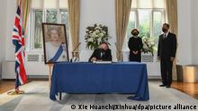 12.09.2022 Das von der Nachrichtenagentur Xinhua veröffentlichten Foto zeigt Wang Qishan (l), Vizepräsident von China, der sich in der britischen Botschaft im Rahmen des Todes der britischen Königin Elizabeth II. in ein Kondolenzbuch einträgt. Neben ihm steht Caroline Wilson, Caroline Wilson, Botschafterin von Großbritannien in China. Die britische Königin Elizabeth II. ist am 08.09.2022 im Alter von 96 Jahren gestorben. +++ dpa-Bildfunk +++