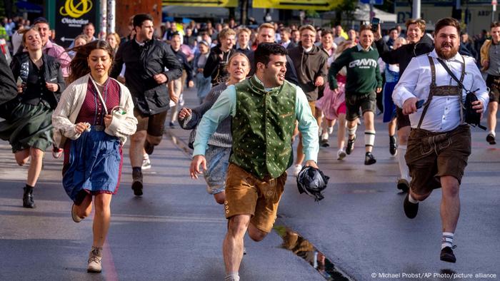 No, la cerveza no se va a acabar en el Oktoberfest de Múnich, el festival cervecero más popular del mundo, que reabrió luego de estar cancelado por dos años debido a la pandemia de covid-19. Pero aún así, en el primer día de apertura, entusiastas como los de la foto corren para hacerse con un buen lugar para pasar el día en el gigantesco campo conocido como Theresienwiese. ¡Prost!