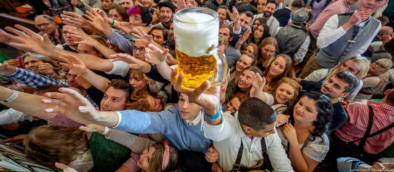 Munich Oktoberfest kicks off after 2-year break – DW – 09/17/2022