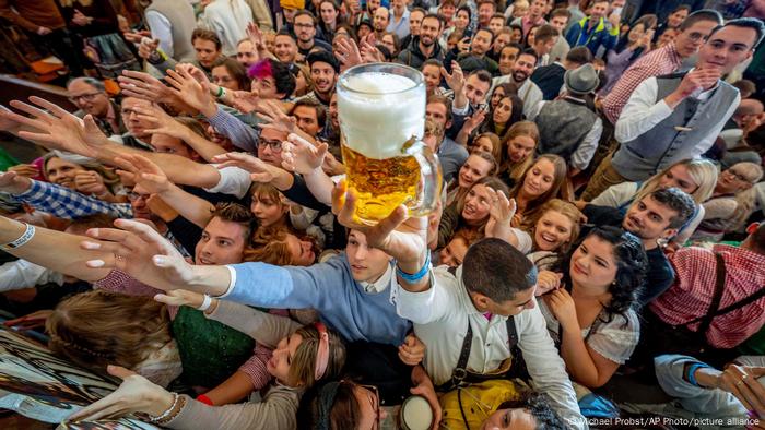 Oktoberfest bane canção que virou hit da extrema direita