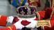 Zwei Personen mit weißen Handschuhen tragen ein rotes Kissen mit der Imperial State Crown, der Krönungskrone von Elizabeth II. Zwei Personen mit weißen Handschuhen tragen ein rotes Kissen mit der Imperial State Crown, der Krönungskrone von Elizabeth II.