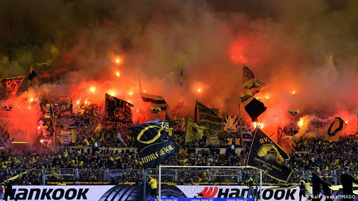 Dortmundes Borussia dzeltenā siena pilna ar pirotehniku ​​pirms derbija pret Schalke