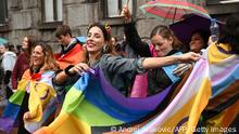 Miles de activistas LGBTI+ desfilan en Belgrado por EuroPride pese a prohibición