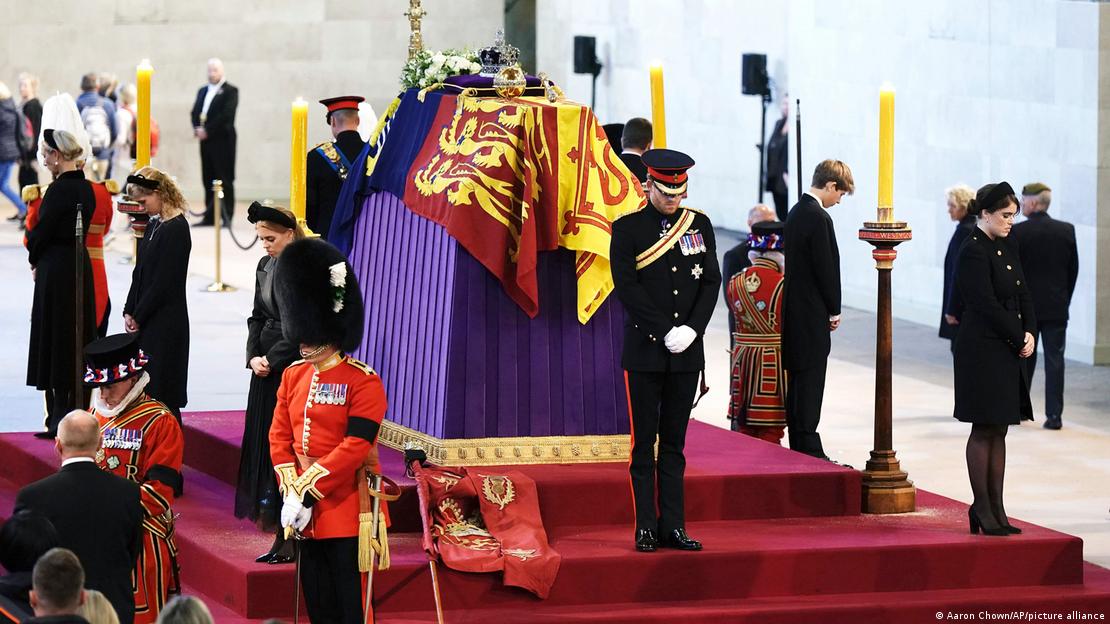 Осум внуци на Кралицата на бдеење покрај ковчегот во Вестминстерската палата