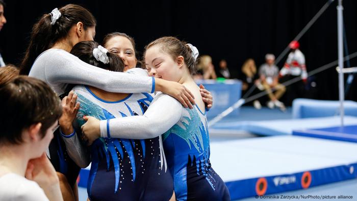 Gimnastas se abrazan en las Olimpiadas Especiales.