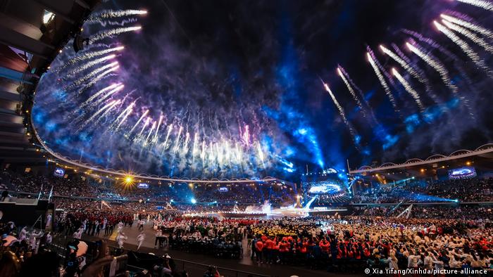 Abu Dabi 2019 Özel Olimpiyatları'nda stadyumda havai fişekler