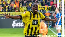 Fußball: Bundesliga, Borussia Dortmund - FC Schalke 04, 7. Spieltag, Signal-Iduna Park: Dortmunds Youssoufa Moukoko jubelt nach seinem Tor zum 1:0. +++ dpa-Bildfunk +++