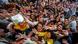 Pessoas aglomeradas em torno de caneca de cerveja na Oktoberfest de Munique