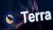 Logo der Kryptowährung Terra Luna und der Kerzenchart mit dem Abverkauf auf dem Bildschirm eines Computers Logo der Kryptowährung Terra Luna und der Kerzenchart mit dem Abverkauf auf dem Bildschirm eines Computers