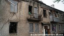 16.09.2022 Men work to cover with plywoods the damaged windows of a residential building after a Russian attack in Kharkiv, Ukraine, Friday, Sept. 16, 2022. (AP Photo/Leo Correa)