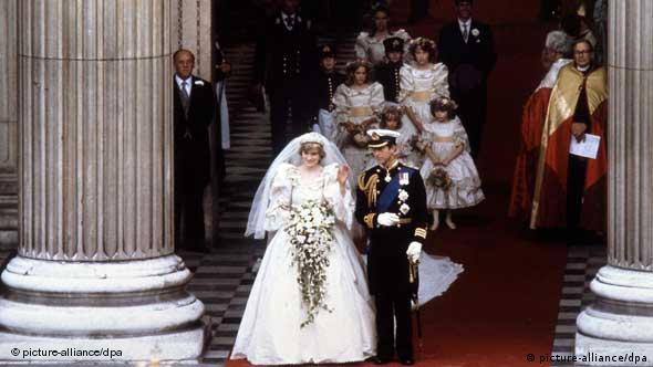 Elizabeth'in Lady Diana ile evlenen oğlu Charles'ın şimdiki eşi Camilla ile devam eden ilişkisi epey sarsıntılara neden oldu.