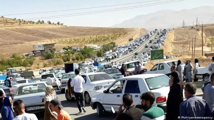 Staus auf der Zufahrt zur Beisetzung von Mahsa Amini in der iranischen Stadt Saqqez 