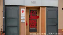 Unbekannte haben einen Farbanschlag auf das Büro der Deutsch-Israelischen Gesellschaft (DIG) verübt. Die Täter haben die Glastür des Büros der Gesellschaft mit dem Schriftzug «40 Jahre Massaker» beschmiert, das Klingelschild besprüht und die Logo-Tafel unkenntlich gemacht. +++ dpa-Bildfunk +++