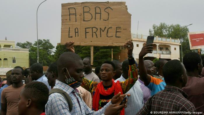 Mnaifestation contre la présence française à Niamey. Un manifestant brandit un écriteau sur lequel on peut lire A bas la France