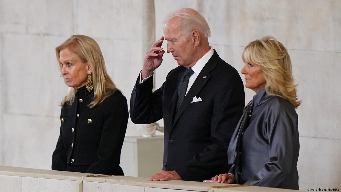 hvidløg frakobling triathlete Biden pays respects at Queen's coffin – DW – 09/18/2022
