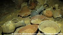Blick in eine rund 3300 Jahre alte intakte Grabkammer aus der Zeit des ägyptischen Pharaos Ramses II. Ein Bagger habe die in Stein gehauene Anlage bei Bauarbeiten aufgedeckt, teilte die israelische Altertumsbehörde mit. (zu dpa Grabkammer aus Zeiten von Pharao Ramses II. an Israels Küste entdeckt) +++ dpa-Bildfunk +++