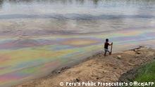 18.09.2022
Handout picture released on September 18, 2022 by Peru's Prosecutor's Office showing the oil flow on the River Cuninico, a main tributary of the Marañon River, which is a major contributor to the Amazon River, in the jungle region of Loreto on September 16, 2022. - Following contamination complaints by several native communities, Petroperu confirmed on September 18, 2022 a sabotage attack on the Nor-Peruvian Pipeline, which caused the oil spill. (Photo by Handout / Peru's Public Prosecutor's Office / AFP) / RESTRICTED TO EDITORIAL USE - MANDATORY CREDIT AFP PHOTO / PERU'S PROSECUTORS OFFICE - NO MARKETING - NO ADVERTISING CAMPAIGNS - DISTRIBUTED AS A SERVICE TO CLIENTS