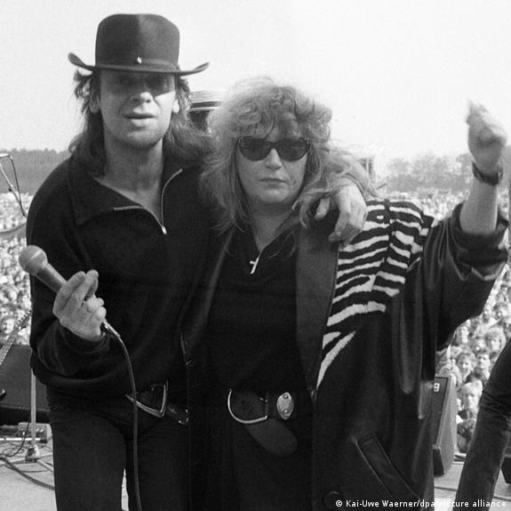 Qiz yigitning sichqonini soradi