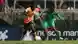 Die Kapitänin der sambischen Nationalelf  Barbra Banda im Zweikampf mit der Südafrikanerin Refilwe Maseko während des Finales des COSAFA-Turniers in Südafrika. Sambia gewinnt das Spiel mit 1:0.