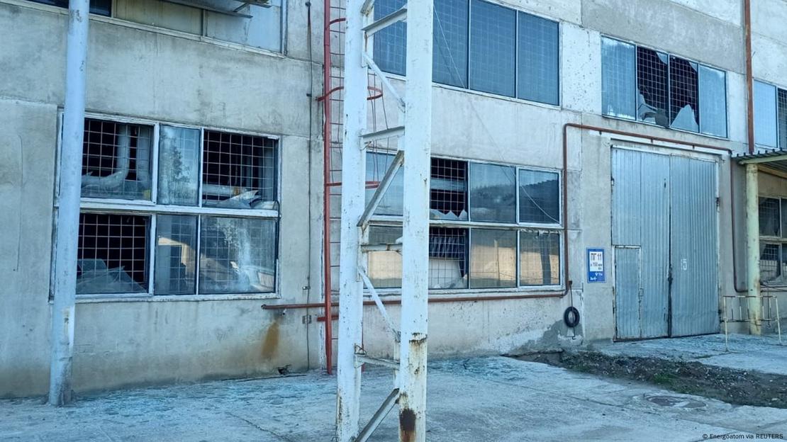 Vidros de janelas destruídos em fachada de prédio industrial 