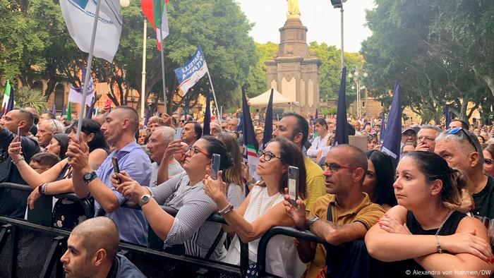 Supporters of Giorgia Meloni gathered in Cagliari 