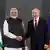 Indiens Premier Narendra Modi und der russische Präsident Putin geben sich bei bei einem Treffen der Shanghai Cooperation Organisation (SCO) die Hände und schauen in Richtung Kamera
