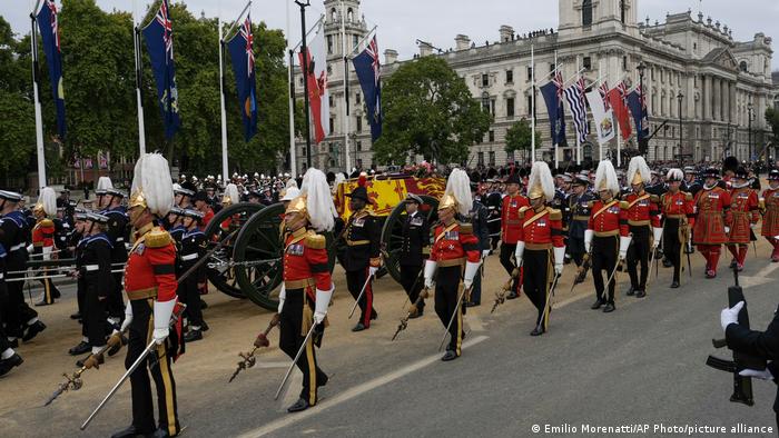 Sicriul Reginei Elisabeta a II-a este tras pe o trăsură de tun pe străzile Londrei, după slujba de înmormântare de la Westminster Abbey