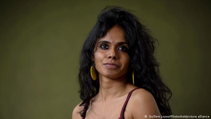 Porträt der Autorin Meena Kandasamy, die in die Kamera lächelt.