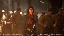Liv Lisa Fries als Charlotte Ritter in einer Szene der vierten Staffel des Krimis «Babylon Berlin» (undatierte Filmszene). Die Dreharbeiten für die vierte Staffel sind abgeschlossen. Die neuen Folgen sollen 2022 zuerst bei Sky zu sehen sein. Ein halbes Jahr später ist die Ausstrahlung im Ersten geplant. (zu dpa Dreharbeiten für neue «Babylon Berlin»-Staffel fertig) +++ dpa-Bildfunk +++
ACHTUNG: Honorarfrei - Nur zur redaktionellen Verwendung im Zusammenhang mit einer Berichterstattung über den Film und nur mit vollständiger Nennung des vorstehenden Credits
