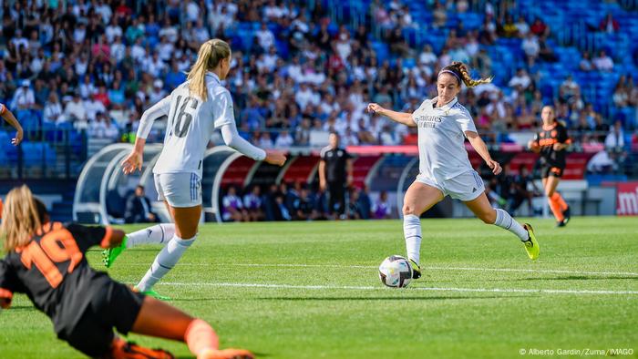 Un joueur du Real Madrid frappe le ballon sous le regard d'un coéquipier