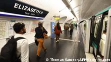 19.09.2022
TOPSHOT - Commuters walk past a sign in the Parisian underground metro station George V which is temporarily replaced with a placard reading Elizabeth II 1926-2022, in the Parisian Metro station George V, in Paris, on September 19, 2022. - Parisian metro operator RATP is temporarily renaming its George V metro station to Elizabeth II for one day, to coincide with the state funeral of the late queen, on September 19, 2022. (Photo by Thomas SAMSON / AFP) (Photo by THOMAS SAMSON/AFP via Getty Images)
