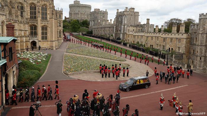 Familia regală merge în spatele sicriului în timp ce procesiunea sicriului reginei Elisabeta a II-a se deplasează în interiorul Castelului Windsor înainte de slujba de înmormântare