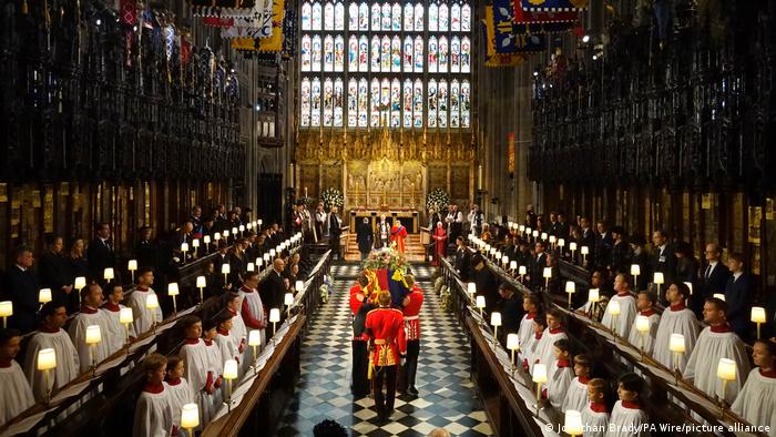 Der Sarg von Königin Elizabeth wird zum Aussegnungsgottesdienst in die St.-Georges-Kapelle auf Schloss Windsor getragen 